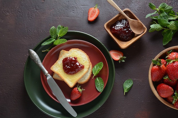 Torradas com geléia de morango no café da manhã, estilo rústico