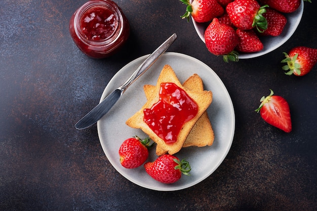 Torradas com geléia de morango