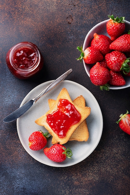 Torradas com geléia de morango