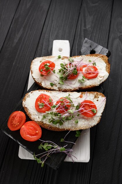 Torradas com microgreens na mesa Comida saudável comida vegana e conceito de dieta