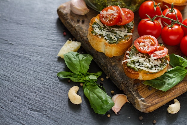 Torradas com pesto sause e tomate