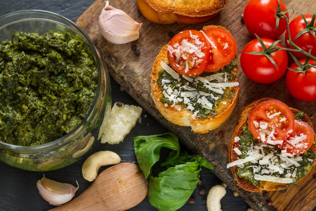 Torradas com pesto sause e tomate