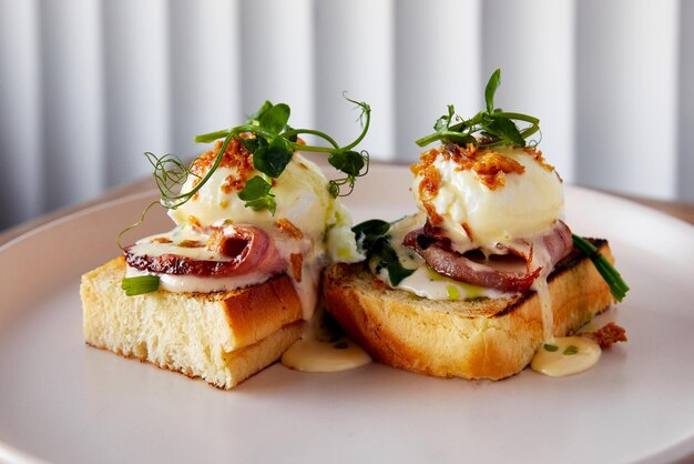 Torradas com presunto de ovos Benedict e microgreen servidos no prato