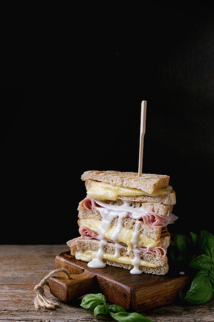 Torradas com queijo e presunto