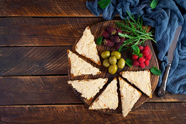 Torradas com rillettes de frango, azeitonas e berrys Sanduíche com patê de frango Vista superior