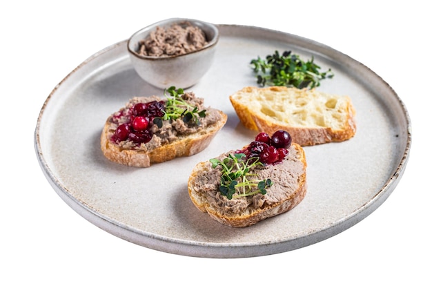 Foto torradas com rillettes de frango pate em pão branco com brotos isolado em fundo branco vista superior