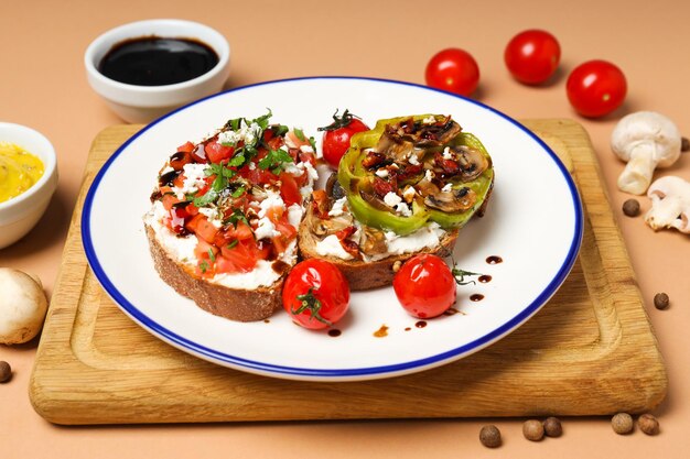 Torradas com saborosos legumes grelhados conceito de delicioso aperitivo