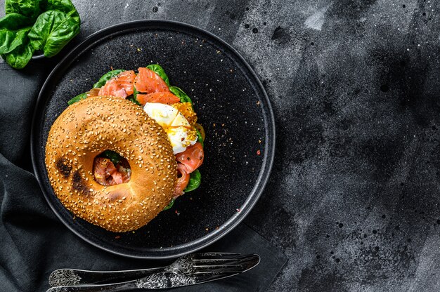 Torradas de bagel de salmão defumado com queijo, espinafre e ovo