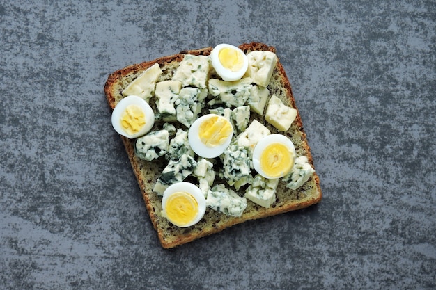 Torradas de ceto com queijo azul e ovo