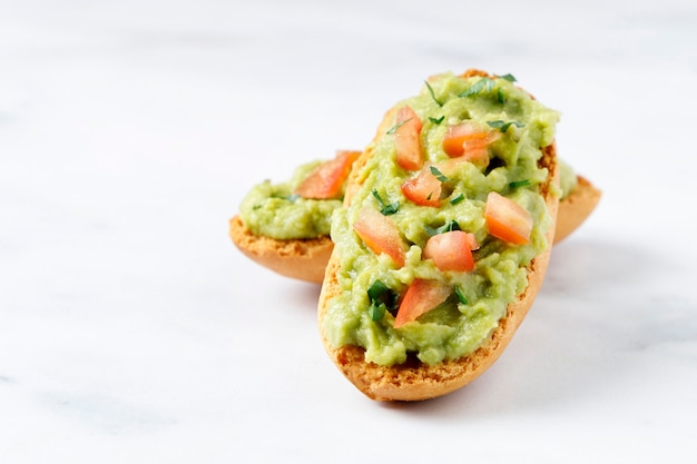 Torradas de guacamole com tomate e salsa