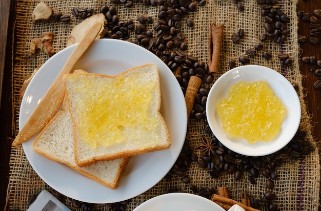 Torradas de pão com geléia de abacaxi caseiro.