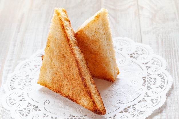 Torradas de pão em um fundo claro