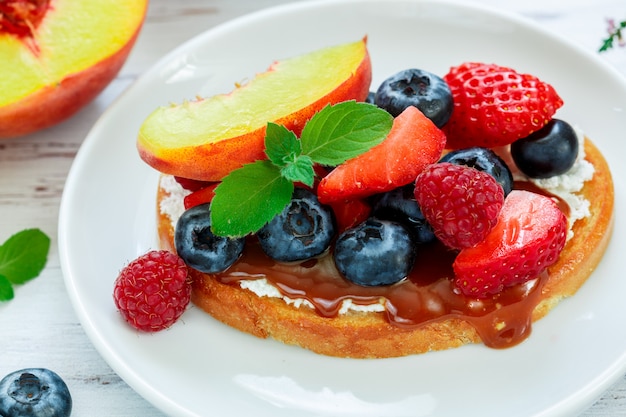 Torradas de pão frutas frescas