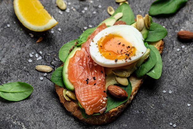 Foto torradas de pão integral com pasta de abacate e dieta ceto paleo de salmão delicioso café da manhã ou lanche vista superior em formato de banner longo