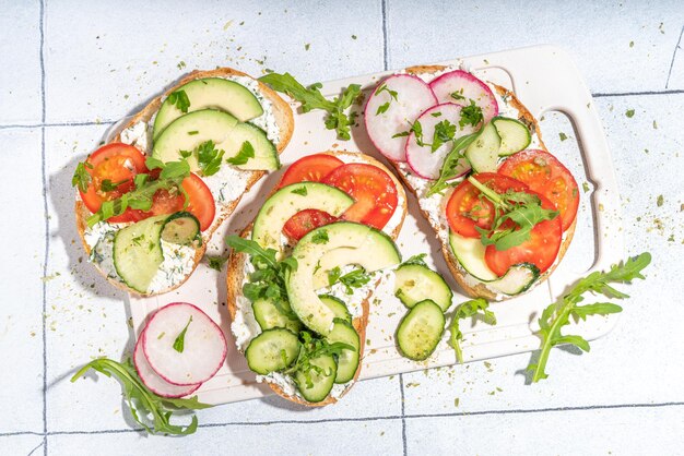 Torradas de sanduíches com legumes frescos