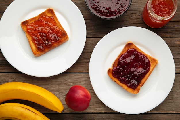 Foto torradas doces com geléia e frutas no café da manhã, horizontal. vista do topo