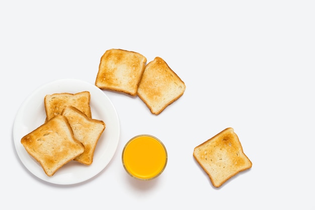 Torradas e suco de laranja em um branco