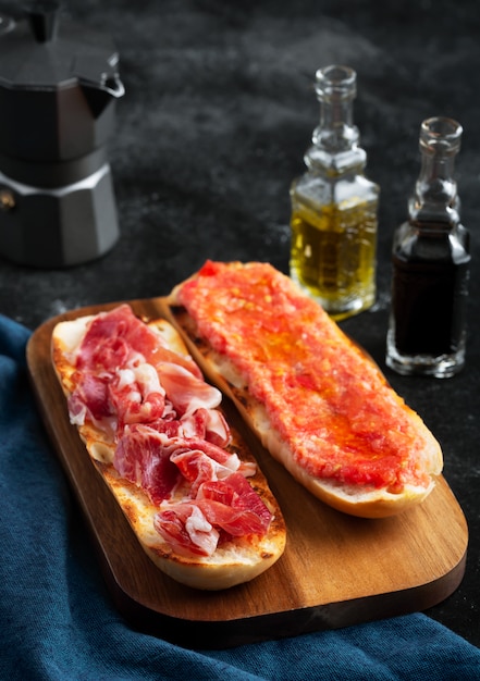 Torradas espanholas com tomate e presunto, café da manhã ou almoço tradicional