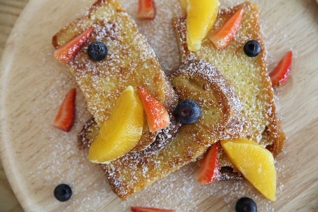 Torradas francesas em palitos com xarope de bordo e misture frutas