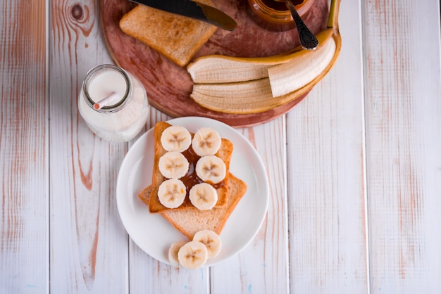 Torradas frescas com caramelo salgado e banana. Delicioso café da manhã