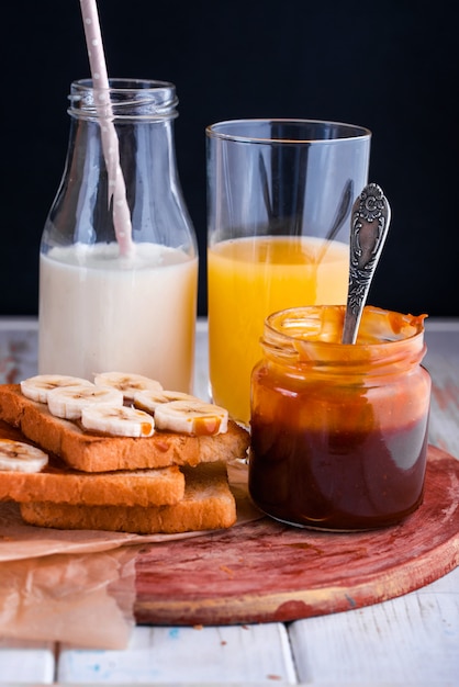 Torradas frescas com caramelo salgado e banana.