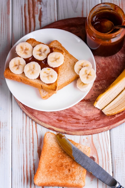 Torradas frescas com caramelo salgado e banana.