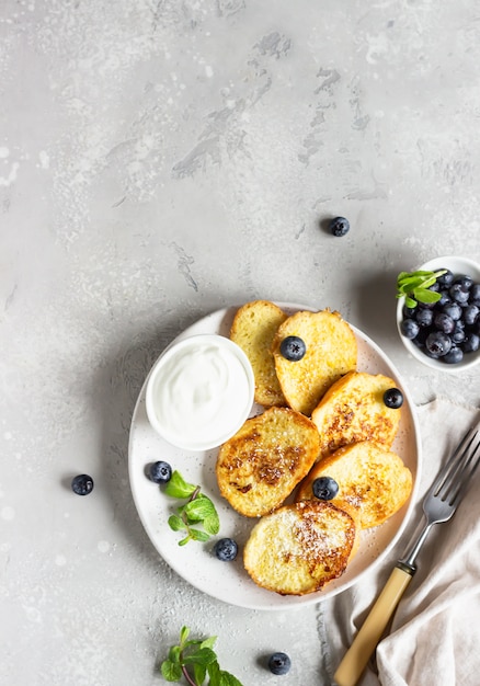 Torradas fritas espanholas, torrijas, com mirtilo e hortelã