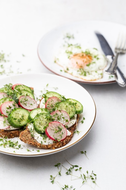 Torradas Keto com mussarela de ovo de pepino e microgreens