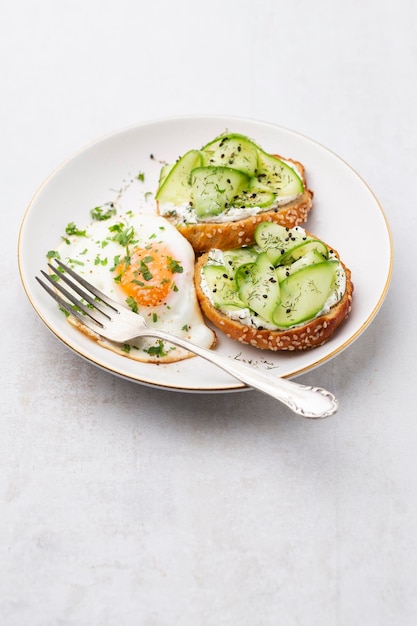 Torradas Keto com pepino de ovo ricota e gergelim preto