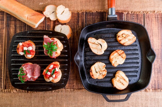 Torradas na panela de grelhar. conjunto de crostini