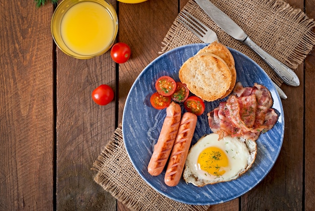 Torradas, ovo, bacon e legumes em estilo rústico na superfície de madeira