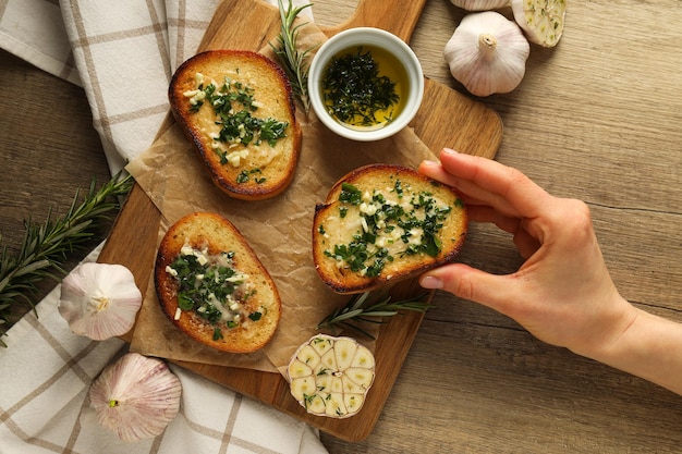 Torradas saborosas com aperitivo de produtos caseiros de alho