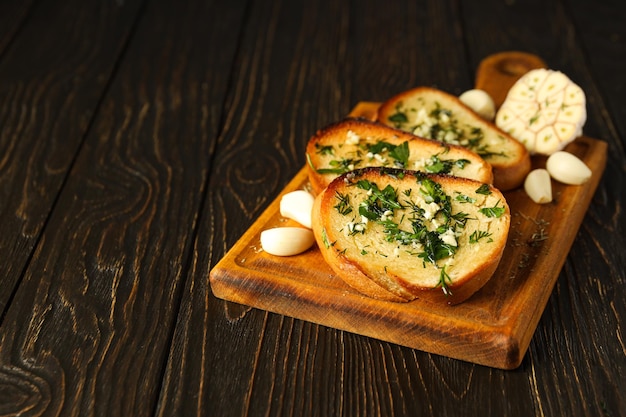 Torradas saborosas com aperitivo de produtos caseiros de alho