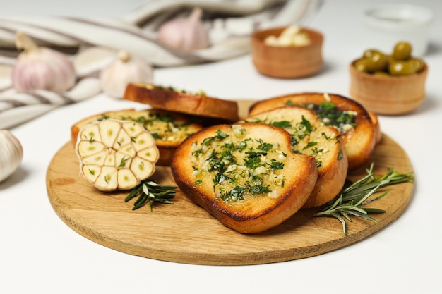 Torradas saborosas com aperitivo de produtos caseiros de alho