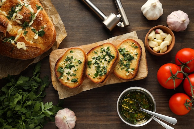 Torradas saborosas com aperitivo de produtos caseiros de alho