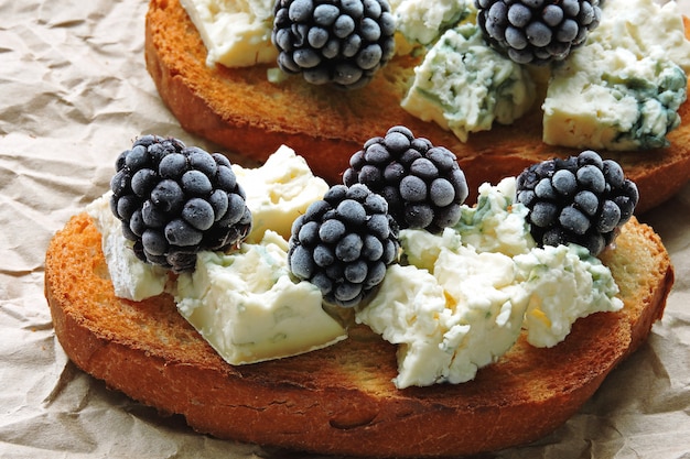 Torradas saudáveis com queijo azul e amoras. Keto dieta. Keto lanche.