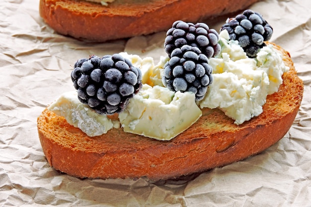 Torradas saudáveis com queijo azul e amoras. Keto dieta. Keto lanche.