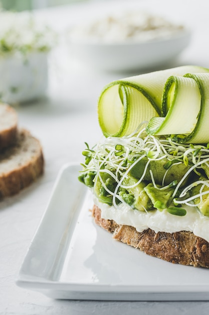 Torradas vegetarianas com legumes verdes