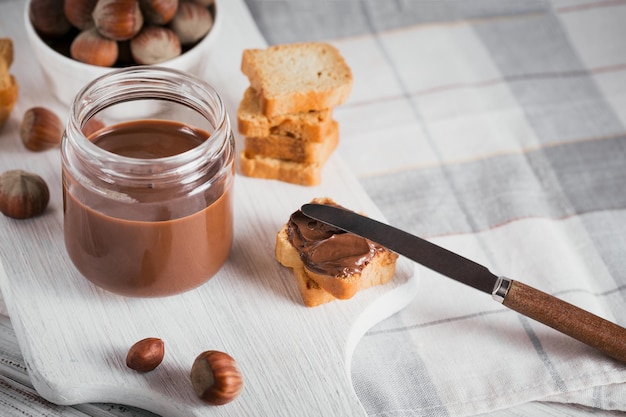 Torradinhas com pasta de chocolate doce no café da manhã