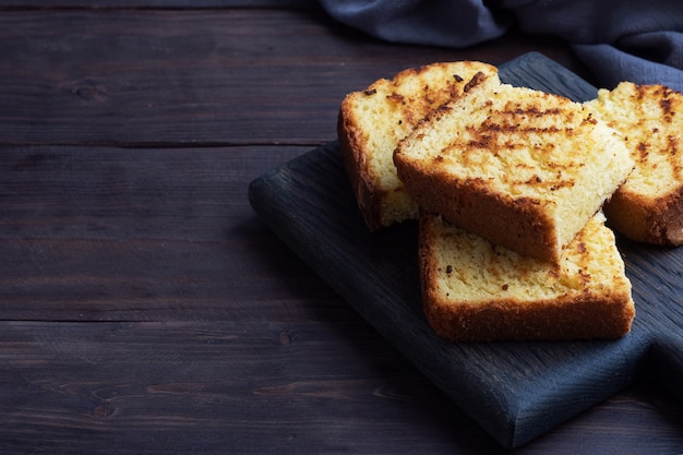 Torrar pão em fundo de madeira