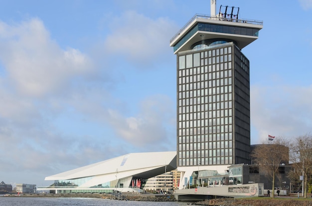 Foto la torre de adán en el río ij de ámsterdam febrero