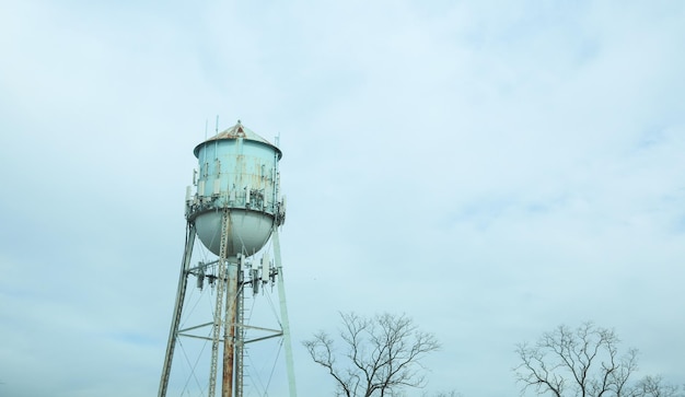 Una torre de agua en medio de un campo.