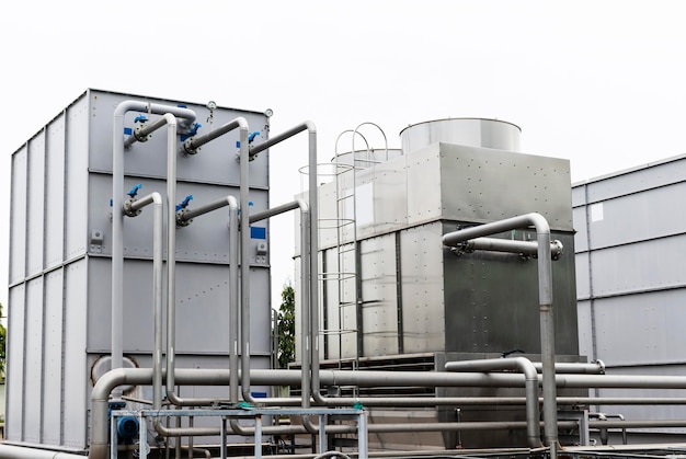 Torre de agua de refrigeración en planta industrial