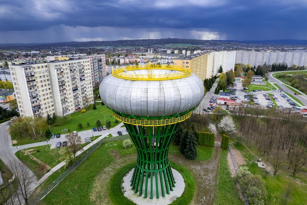 Torre de agua en Tarnow Polonia Urban Cityscape from Drone