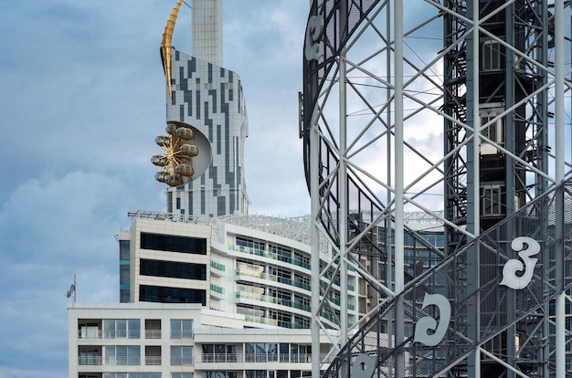 Torre alfabética y torre de la universidad tecnológica batumi en el fondo del cielo gris batumi georgia