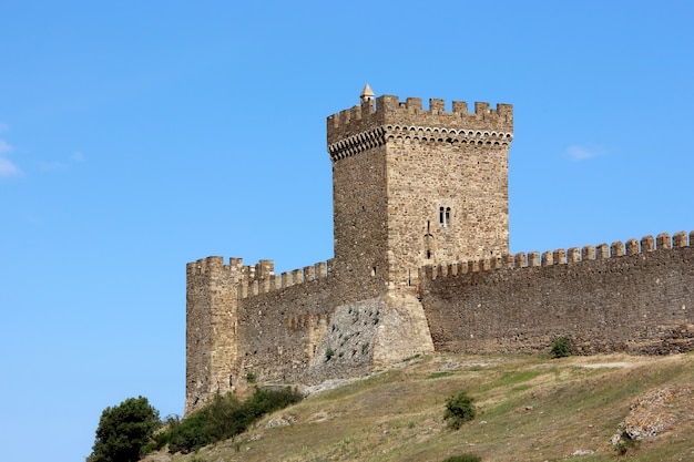 Torre con almenas en la fortaleza genovesa.