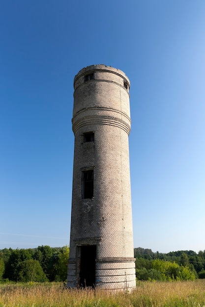 Torre alta de água abandonada