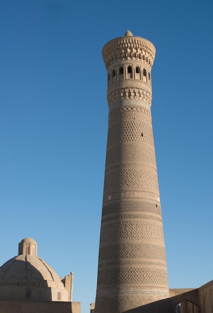 Torre alta de tijolos antigos edifícios asiáticos detalhes da arquitetura da ásia central medieval