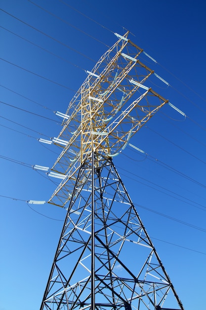 Torre alta eléctrica de cielo azul.