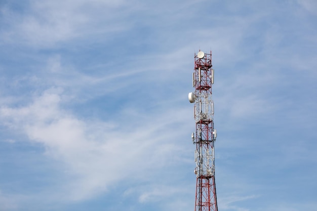 Torre de alta potencia Sistema de transmisión de energía. Línea de transmisión de alto voltaje. Poste de alto voltaje Sistema de transmisión de energía Con imagen de fondo del cielo. Torre de alta tensión en el fondo del cielo azul.